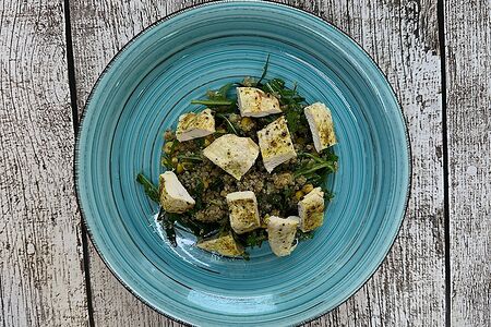 Салат с киноа, руколой и жареной курочкой