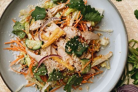 Салат с курицей в азиатском соусе