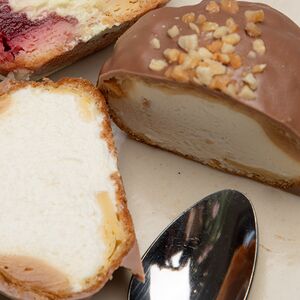 Пирожное Шу с арахисовой пастой и карамелью