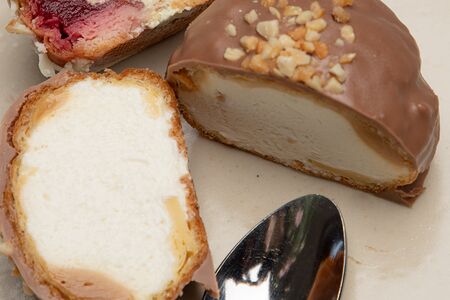 Пирожное Шу с арахисовой пастой и карамелью