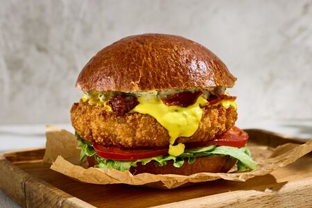 Бургер с куриной котлетой