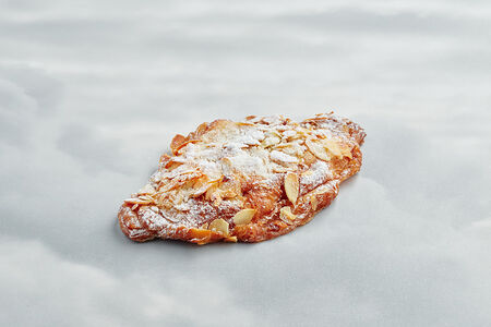 Круассан с миндальным кремом