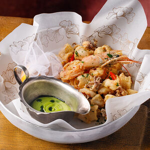 Фритто мисто из аргентинских креветок и мини-осьминогов с домашним майо из шпината