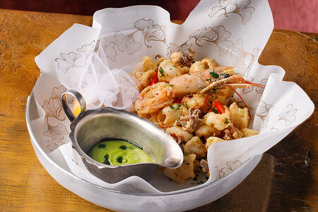 Фритто мисто из аргентинских креветок и мини-осьминогов с домашним майо из шпината