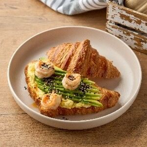 Круассан со скремблом, авокадо и креветкой