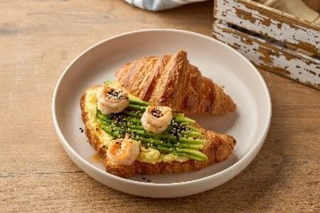 Круассан со скремблом, авокадо и креветкой