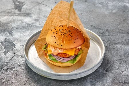 Бургер с куриной котлетой и сыром чеддер