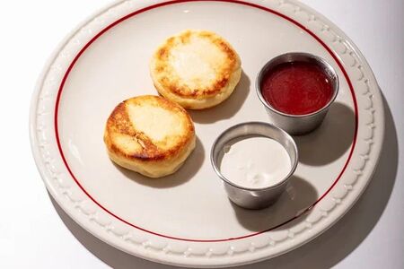 Сырники со сметаной и клубничным джемом