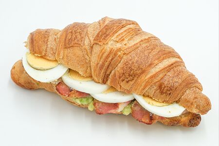 Круассан Авокадо-бекон