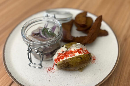 Сельдь маринованная с запеченным картофелем и чесночным соусом