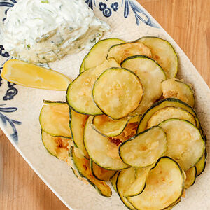 Чипсы из цукини с дзадзики