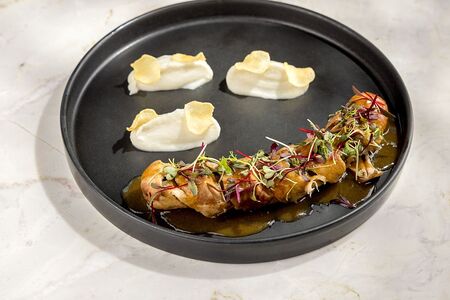 Куриный рулет с топинамбуром и луковым жу