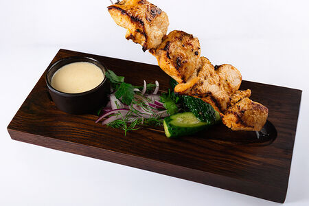 Шашлык из индейки с грибным соусом и малосольным огурцом