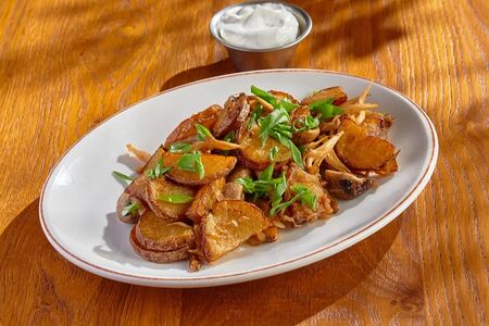Картофель, жаренный с грибами и сметаной