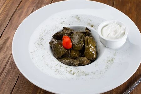 Долма в виноградных листьях