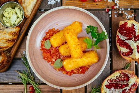 Жареный сулугуни с томатной сальсой