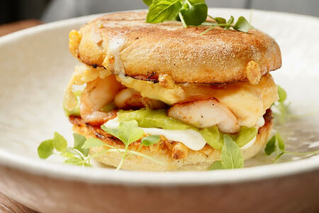 Утренний бургер с креветками