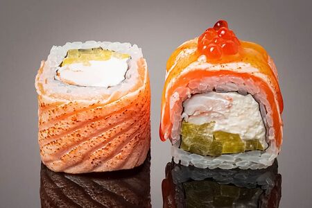 Ролл опалённый с Лососем и Королевской креветкой