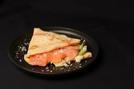 Блин с начинкой Цезарь с лососем