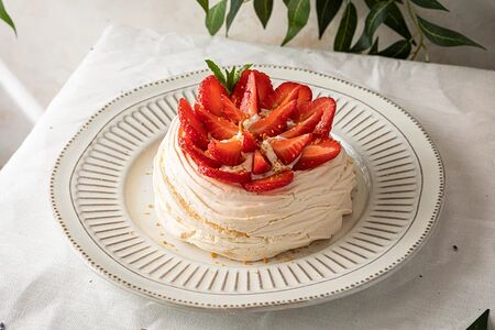 Павлова с клубникой