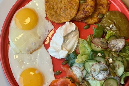 Драники из батата с лососем и аджикой 