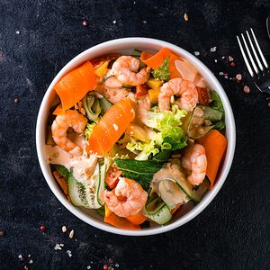Салат с тигровыми креветками и соусом том-ям