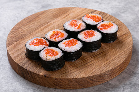 Ролл с острым лососем