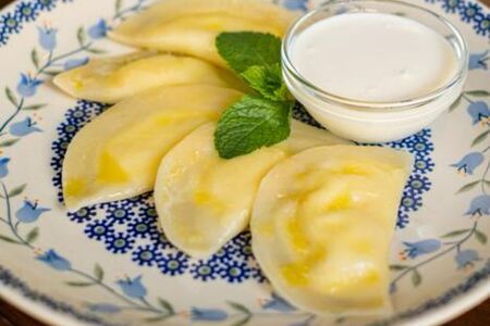 Вареники с творогом и сметаной