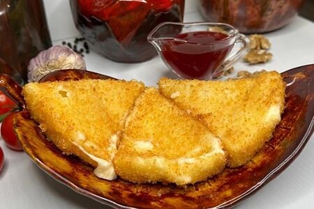 Жареный сулугуни с брусничным соусом