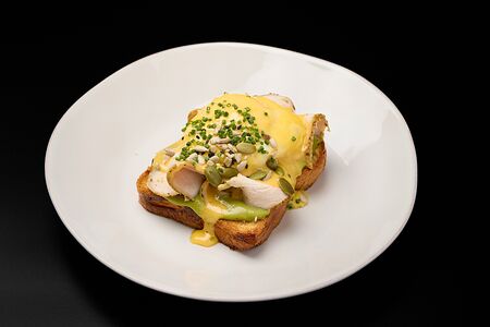 Тост с пастрами из индейки с ореховым соусом