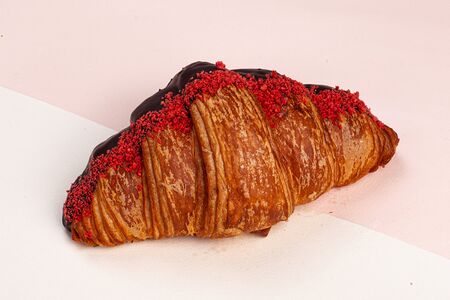 Круассан с вишней и шоколадом