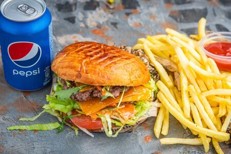 Комбо Бургер с сыром на гриле + картофель фри + напиток