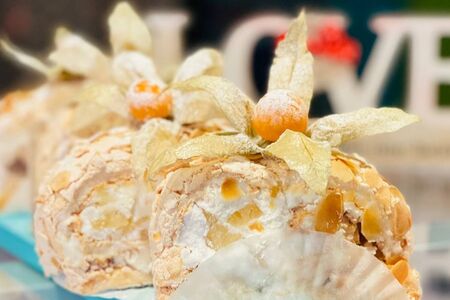 Меренговый рулет с ананасовым конфи