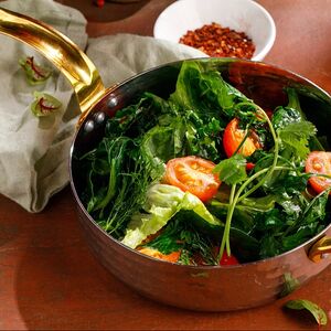 Жареная зелень с томатами