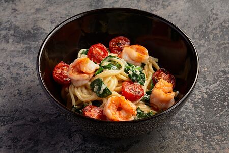 Спагетти с креветками в сливочном соусе