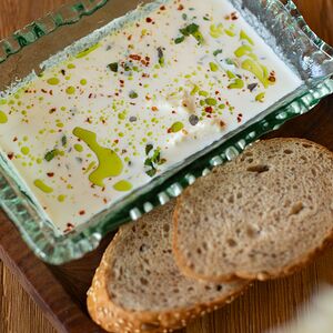 Теплый свежесваренный сыр в сливочно-винном соусе