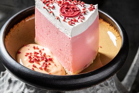 Клубничный танцующий торт