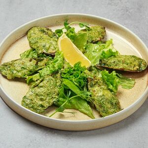 Мидии киви с соусом песто