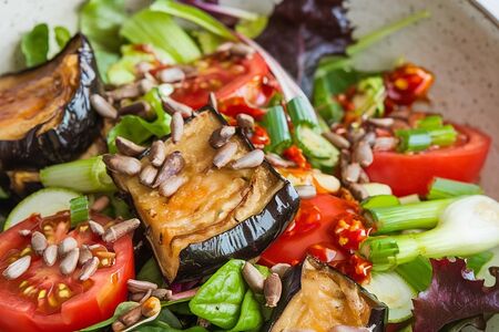 Салат с хрустящими баклажанами