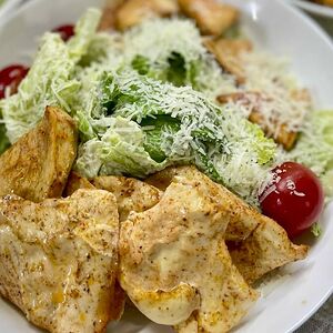 Салат Цезарь с курицей