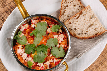 Шакшука с крабом и креветками