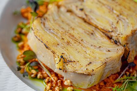 Гратен из корнеплодов с веганским острым соусом болоньезе