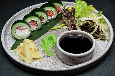 С лососем и огурцом