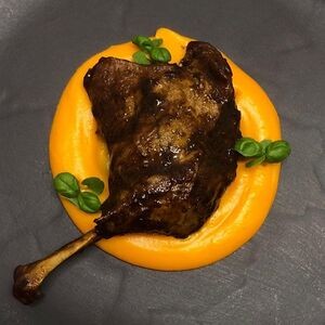 Утиная ножка конфи с пюре из батата