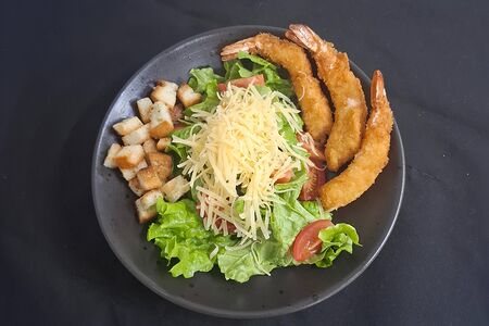 Салат Цезарь с креветкой темпура