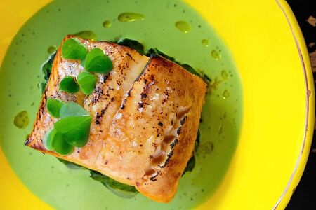 Палтус со шпинатом