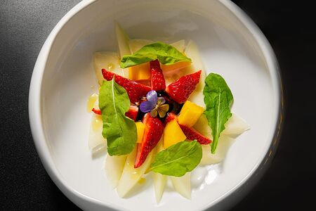 Салат с фруктами, рукколой и страчателлой