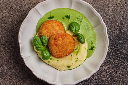 Щучьи котлеты с картофельным кремом и соусом из шпината 