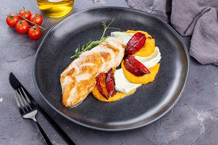 Куриное филе с копченым тыквенным пюре и карамелизованной сливой