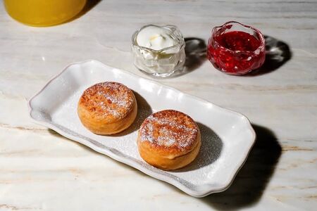 Топленые сырники и малиновый джем